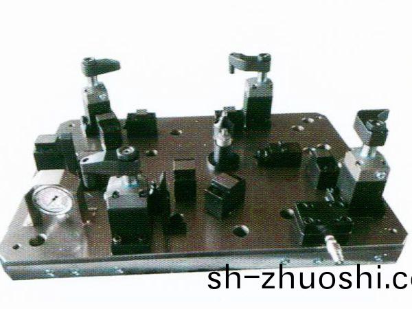 齒輪室罩蓋液壓(ya)裌(jia)具